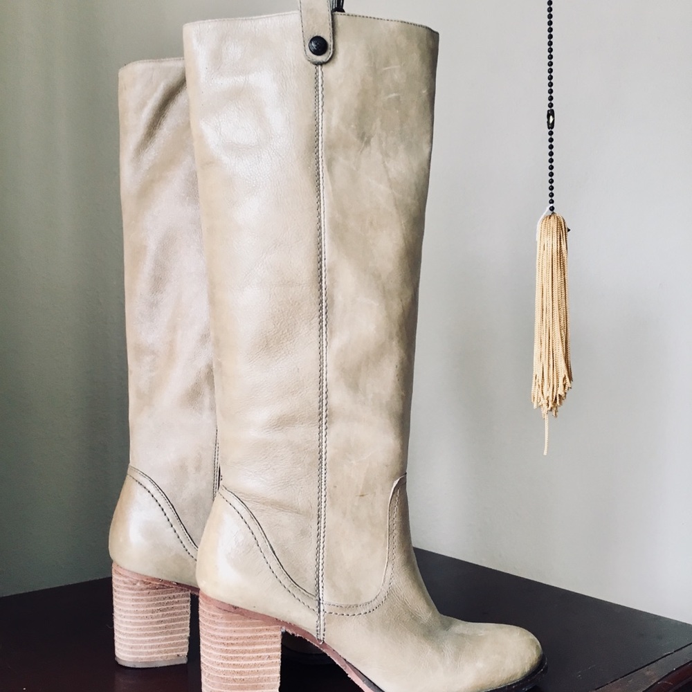 •VINCE CAMUTO• Taupe Boots